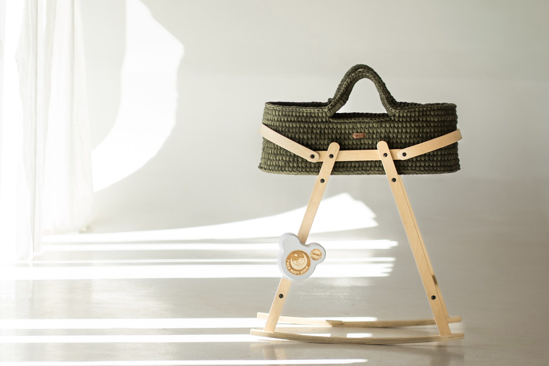 ROCK your BABY hält eine Schaukelwiege zu Hause sanft in Bewegung.