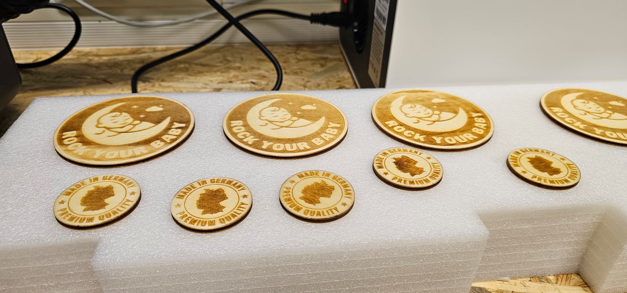 Laserbearbeitete Holzinlays und Branding-Elemente.